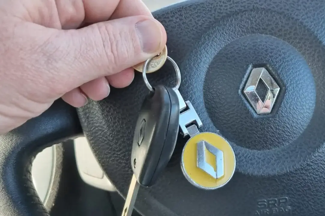 Renault keys in front of steernig wheel